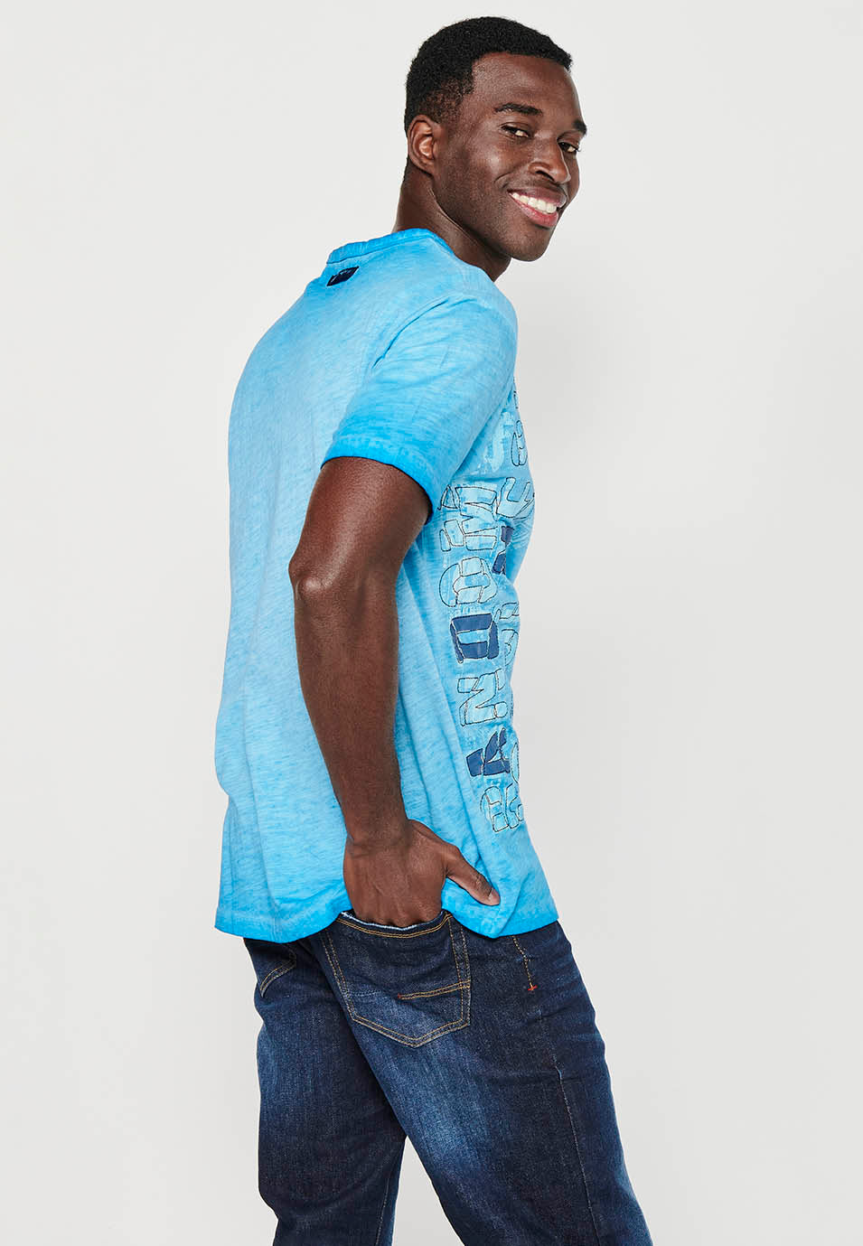Blaues Herren-T-Shirt mit bedrucktem Knopfkragen und kurzen Ärmeln – Koroshi 2411MC18
