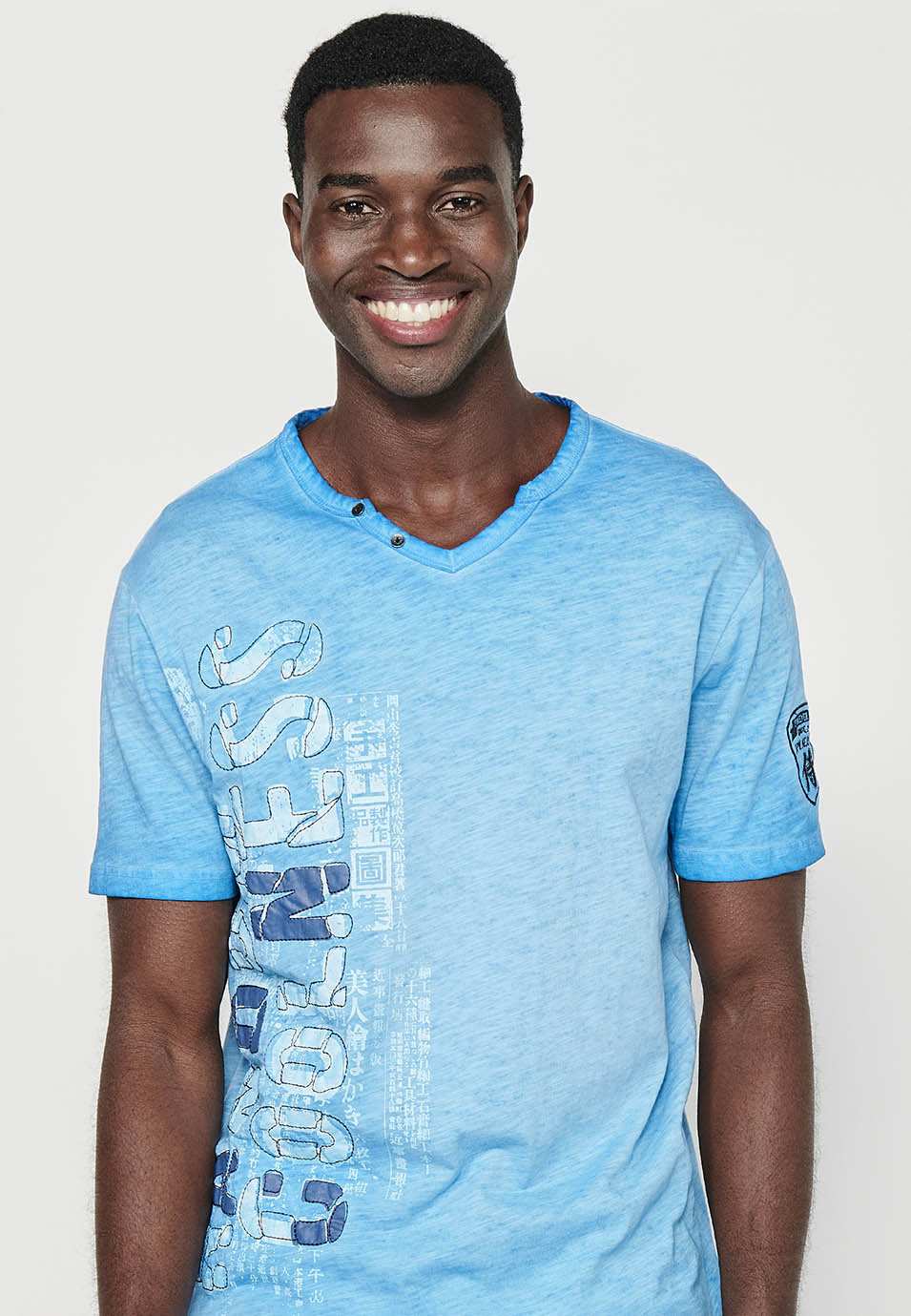 Blaues Herren-T-Shirt mit bedrucktem Knopfkragen und kurzen Ärmeln – Koroshi 2411MC18