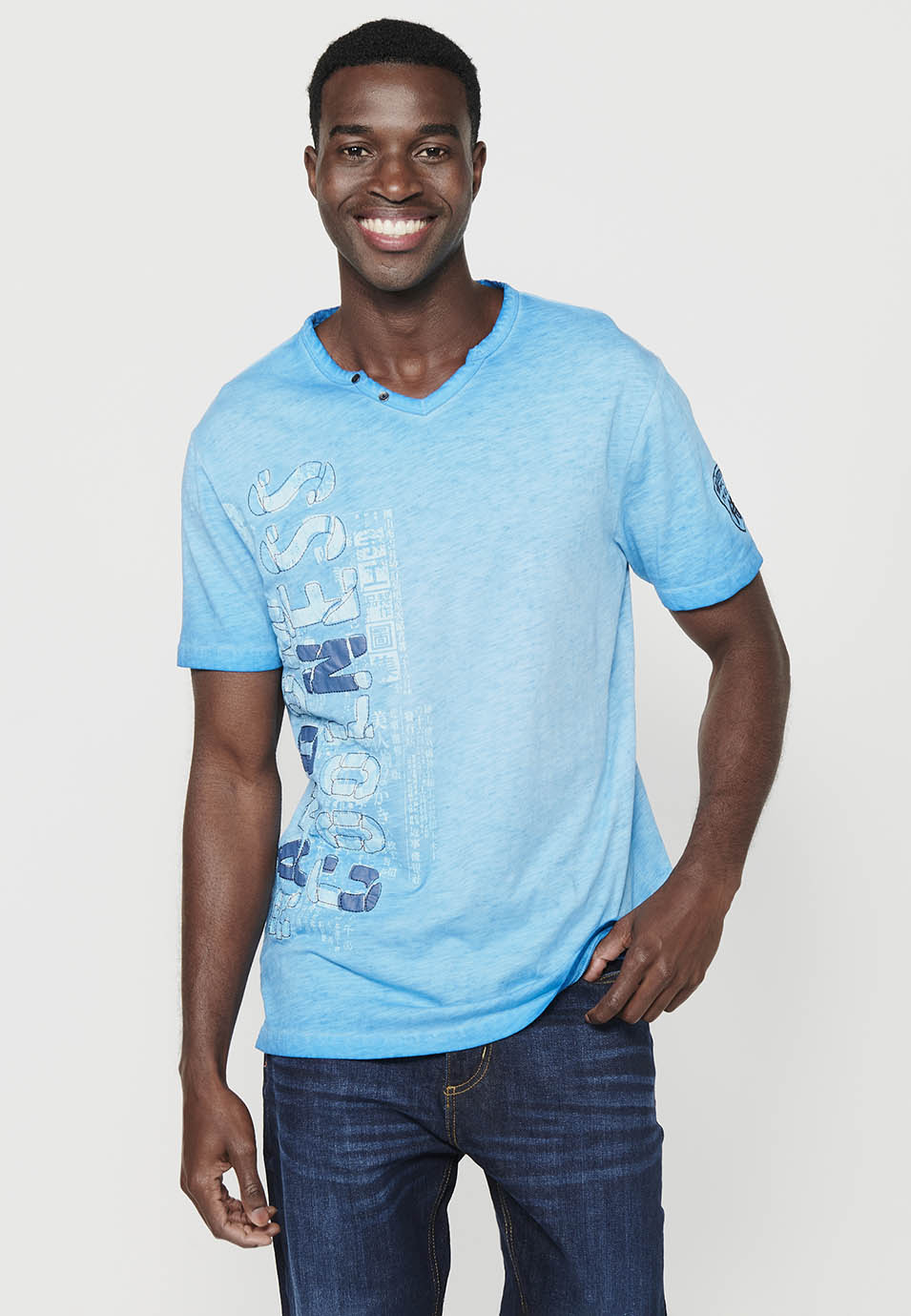 Blaues Herren-T-Shirt mit bedrucktem Knopfkragen und kurzen Ärmeln – Koroshi 2411MC18