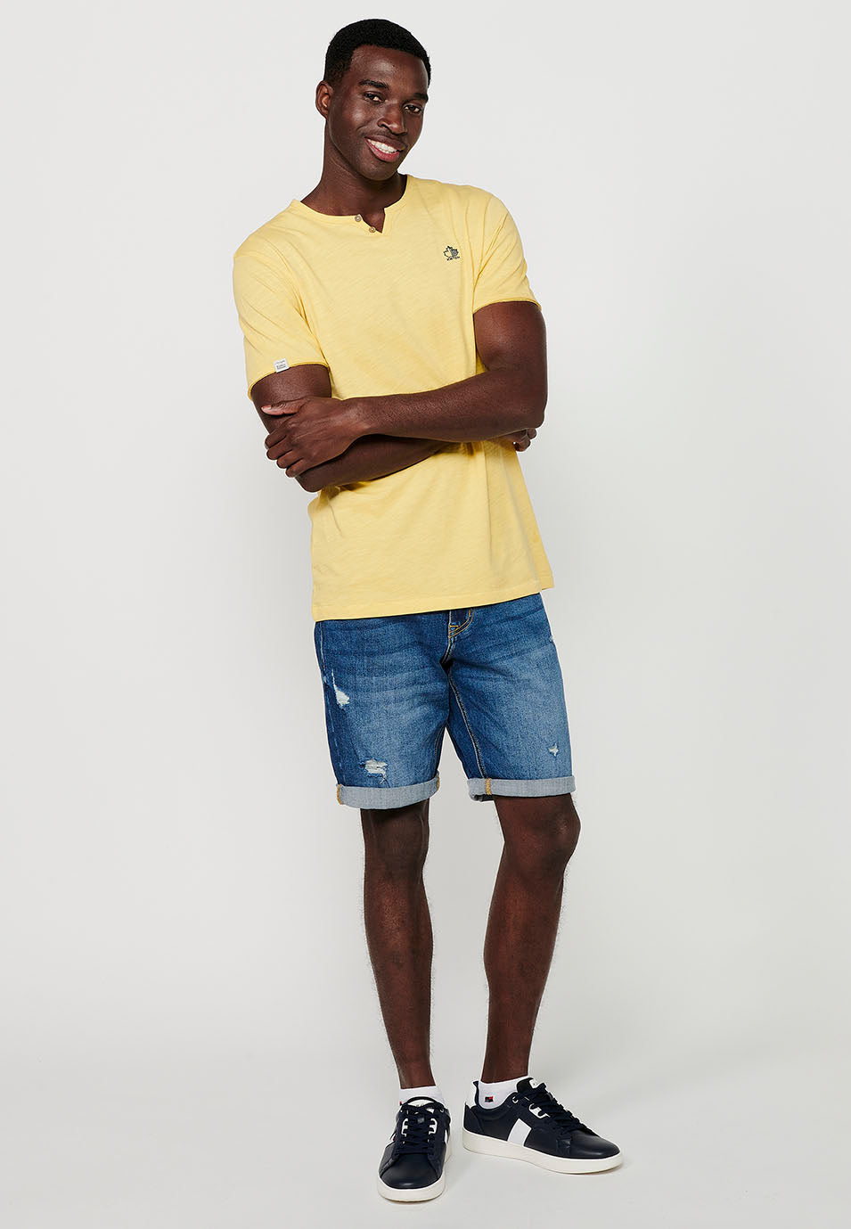 T-shirt basic da uomo gialla con scollo a V e maniche corte con bottoni - Koroshi 2411MC62