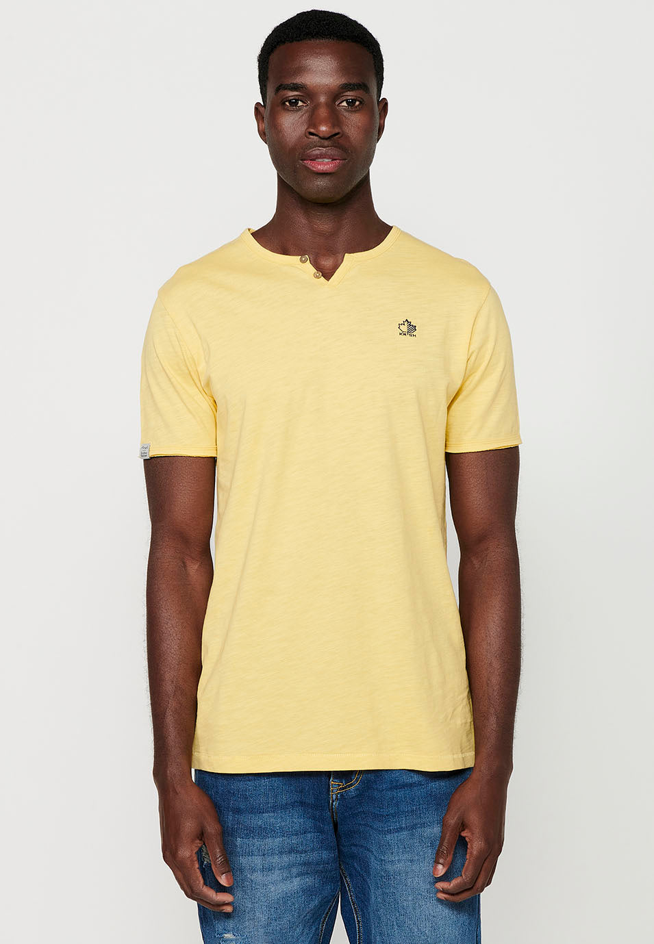 T-shirt basic da uomo gialla con scollo a V e maniche corte con bottoni - Koroshi 2411MC62