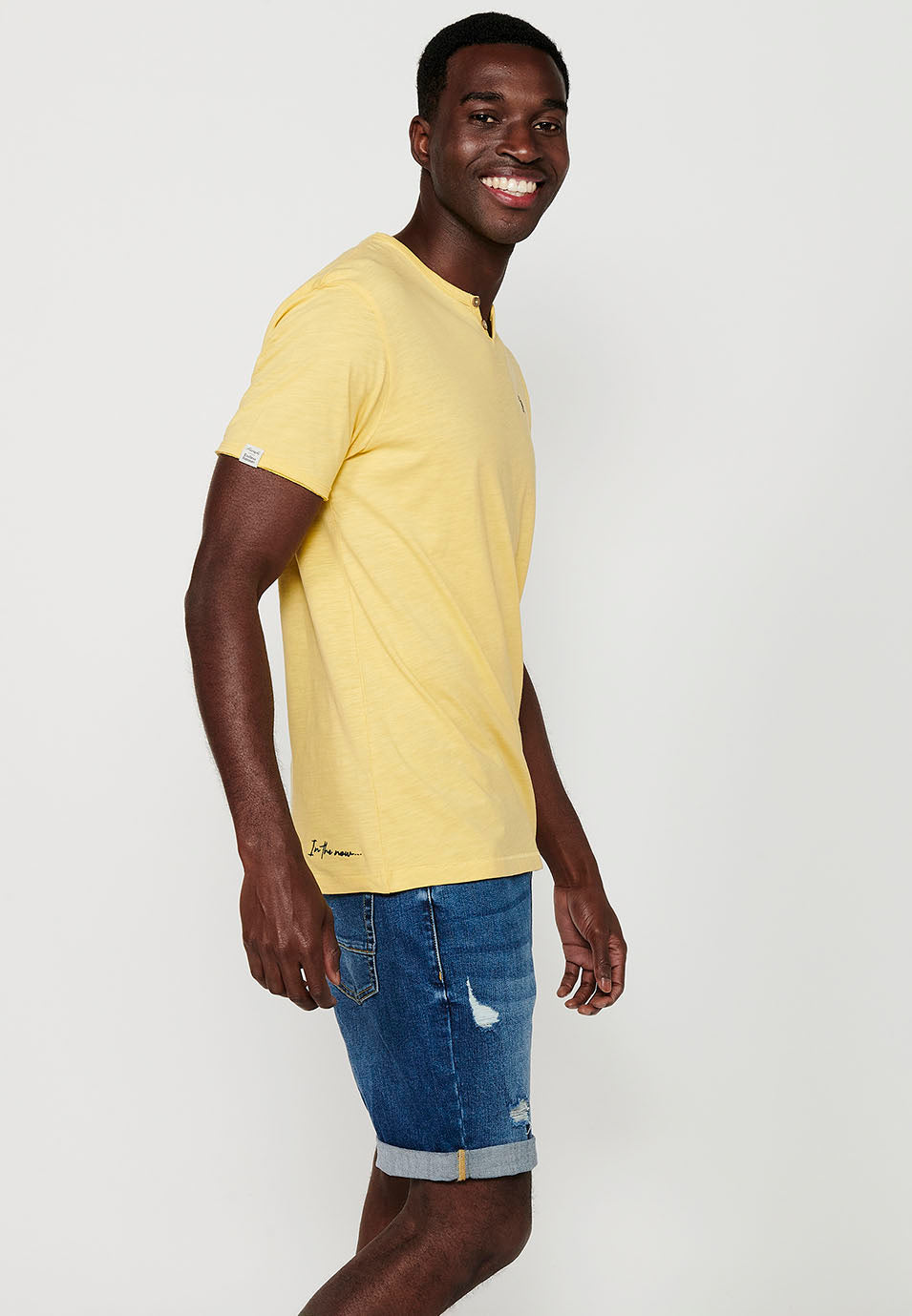 T-shirt basic da uomo gialla con scollo a V e maniche corte con bottoni - Koroshi 2411MC62