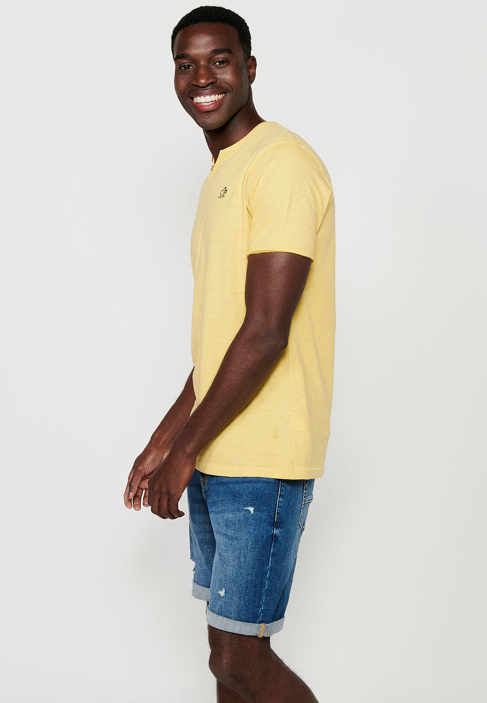 T-shirt basic da uomo gialla con scollo a V e maniche corte con bottoni - Koroshi 2411MC62