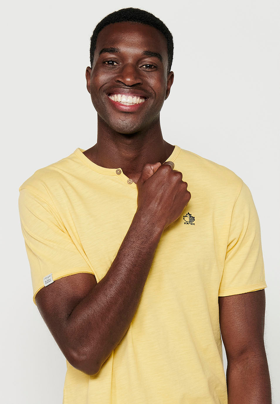 T-shirt basic da uomo gialla con scollo a V e maniche corte con bottoni - Koroshi 2411MC62