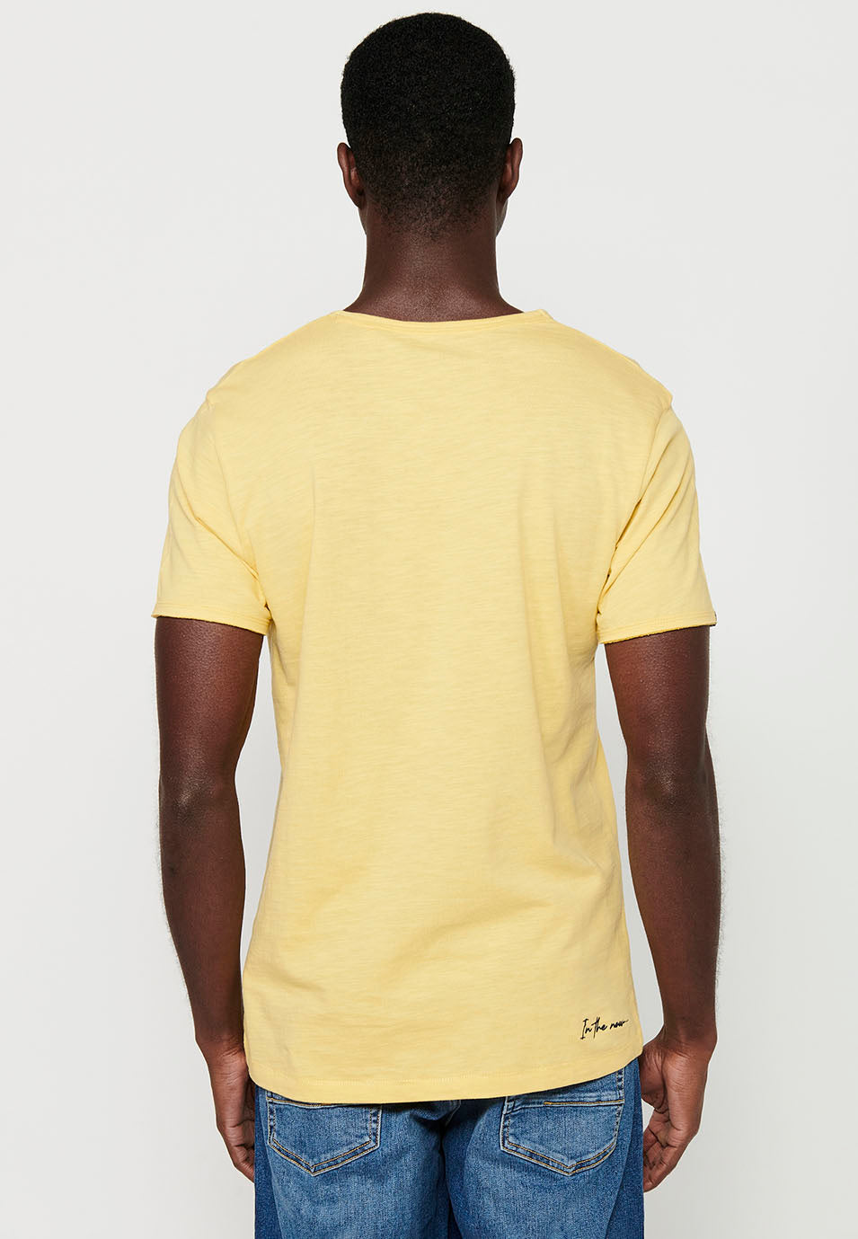 T-shirt basic da uomo gialla con scollo a V e maniche corte con bottoni - Koroshi 2411MC62