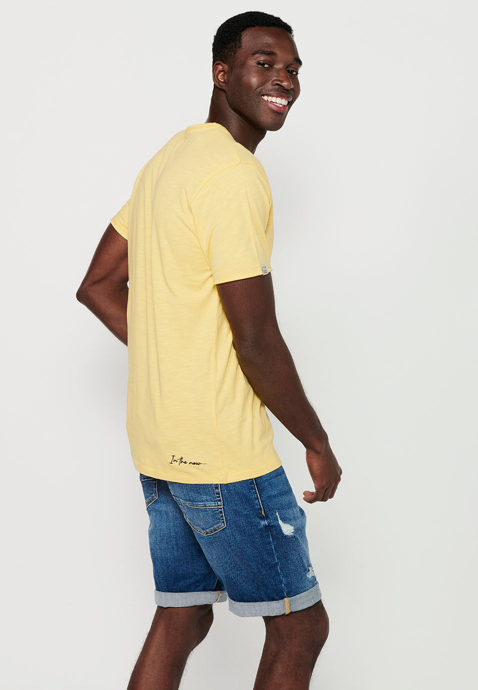 T-shirt basic da uomo gialla con scollo a V e maniche corte con bottoni - Koroshi 2411MC62