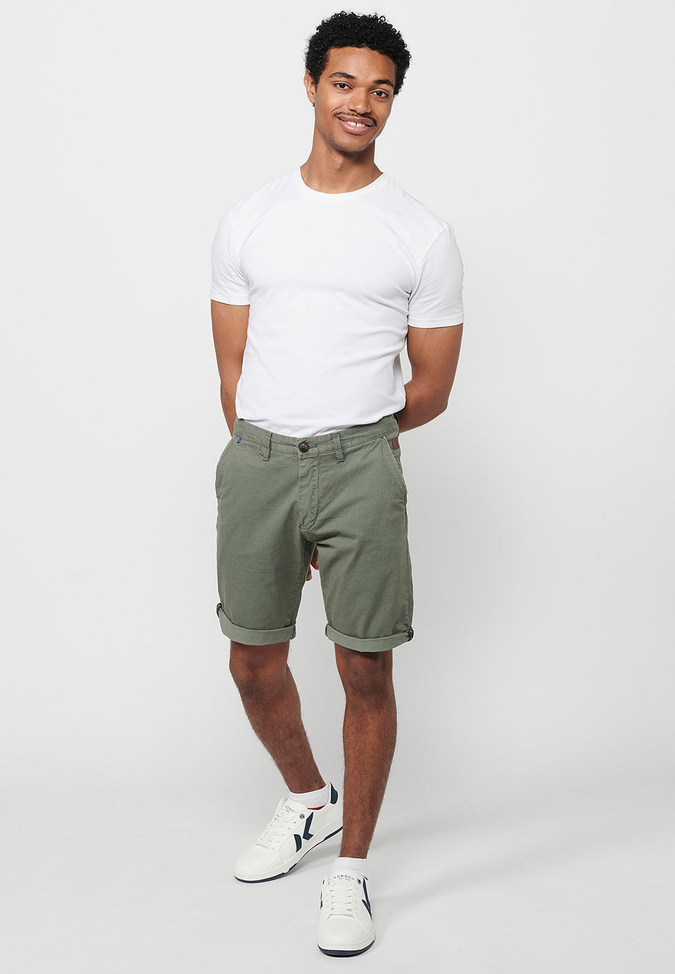 Pantaloncini chino da uomo verdi con risvolto - Koroshi 2411PS08