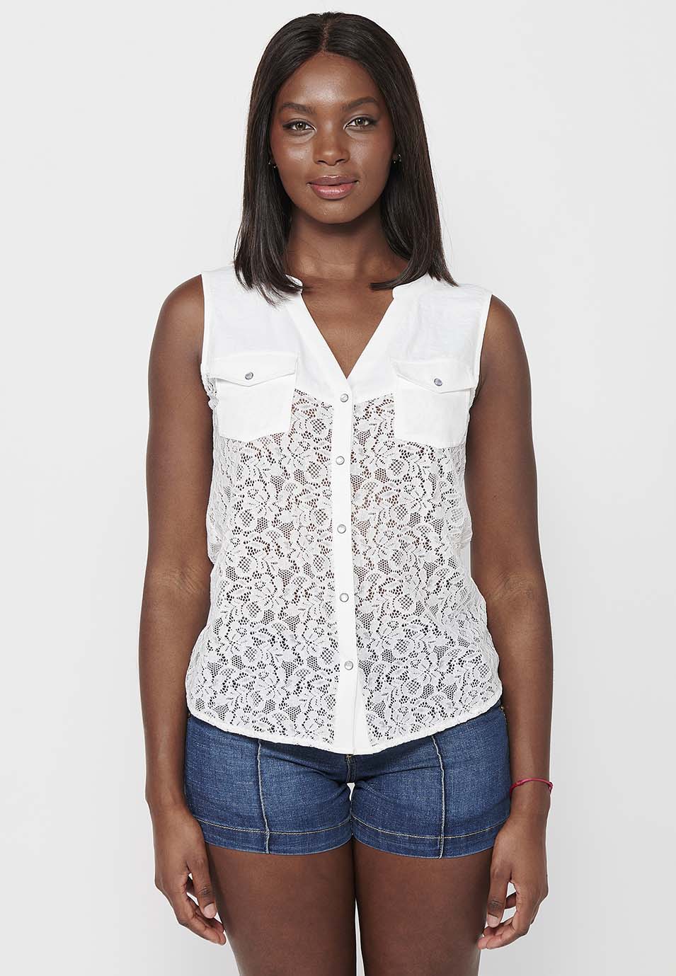 Blouse sans manches composée de deux tissus dont un avec dentelle ajourée et un col chemise avec fermeture sur le devant avec boutons pour femme | Mode actuelle