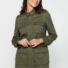 Parka courte femme manches longues, col chemise et poches à rabat | Mode actuelle
