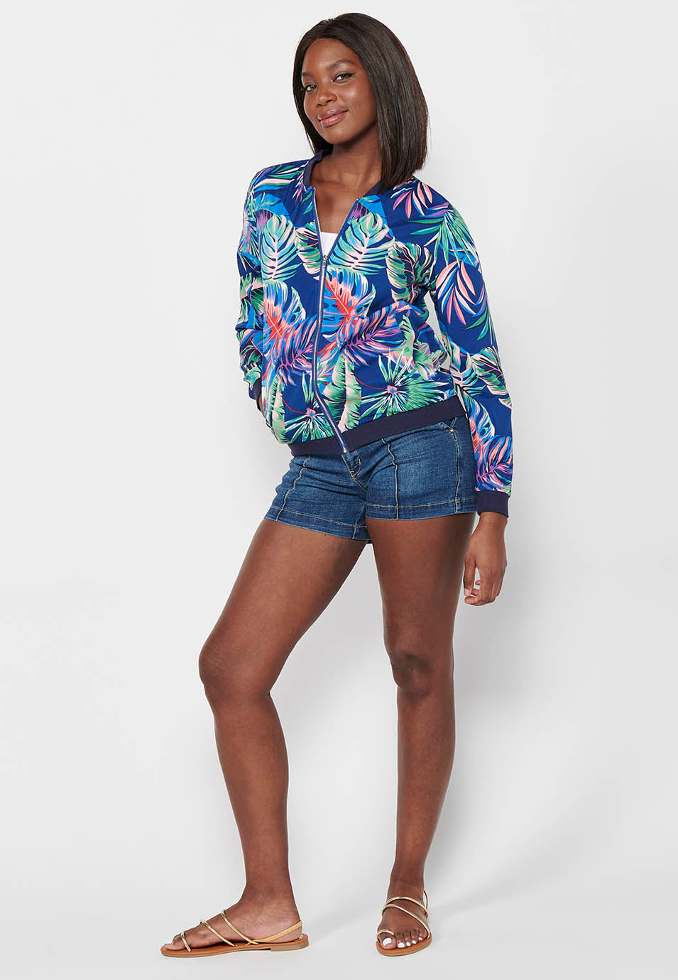 Long-sleeved sweatshirt jacket with ribbed finishes and floral print with front zipper closure. 100% polyester composition. for women from the koröshi brand | Current Fashion