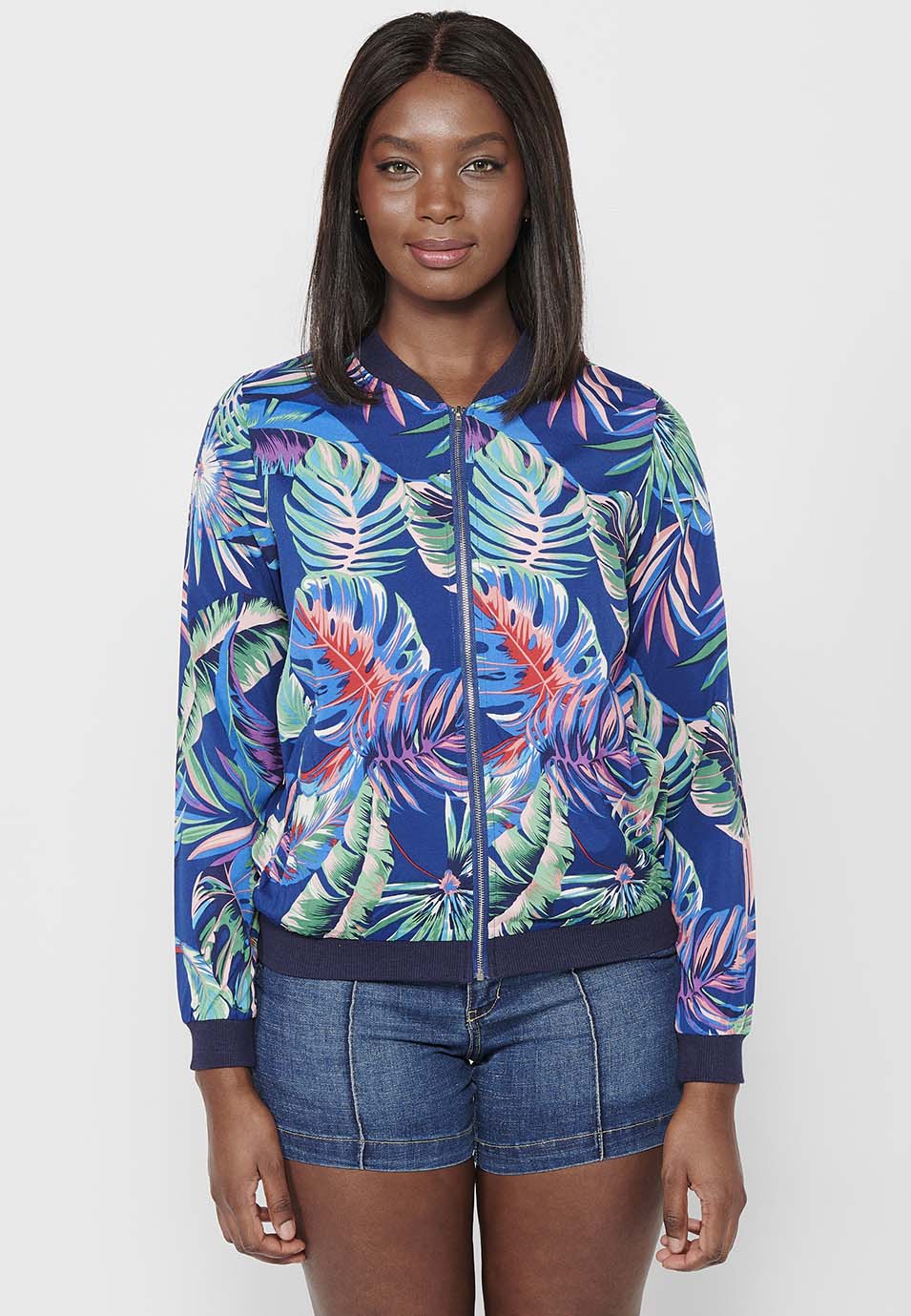 Long-sleeved sweatshirt jacket with ribbed finishes and floral print with front zipper closure. 100% polyester composition. for women from the koröshi brand | Current Fashion