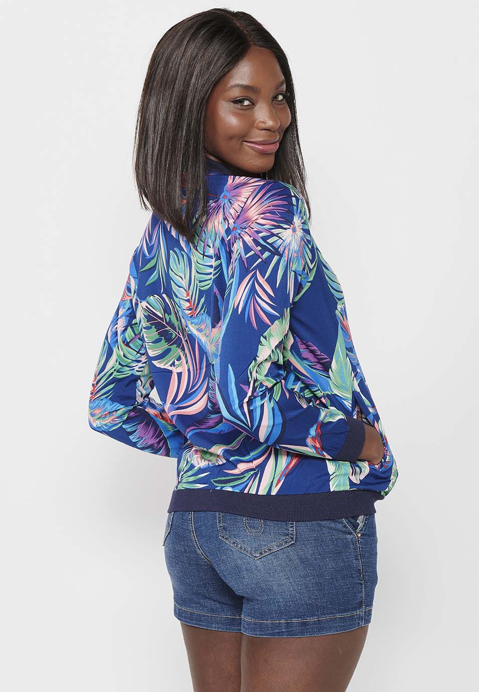 Long-sleeved sweatshirt jacket with ribbed finishes and floral print with front zipper closure. 100% polyester composition. for women from the koröshi brand | Current Fashion
