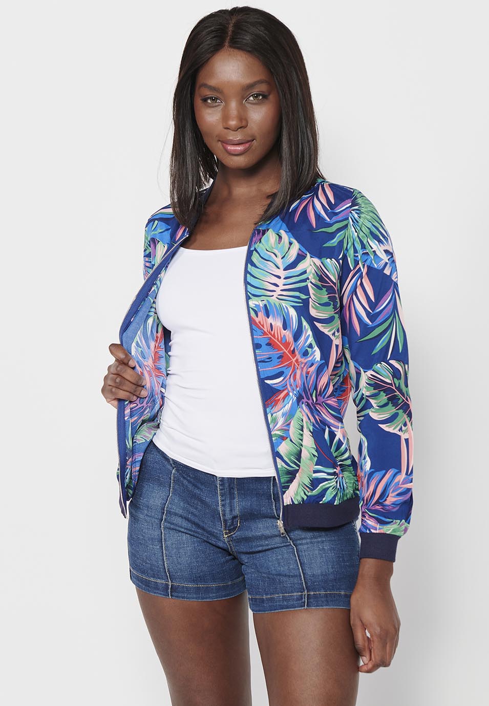 Veste sweat-shirt à manches longues avec finitions côtelées et imprimé floral avec fermeture zippée sur le devant. Composition 100% polyester. pour femme de la marque koröshi | Mode actuelle