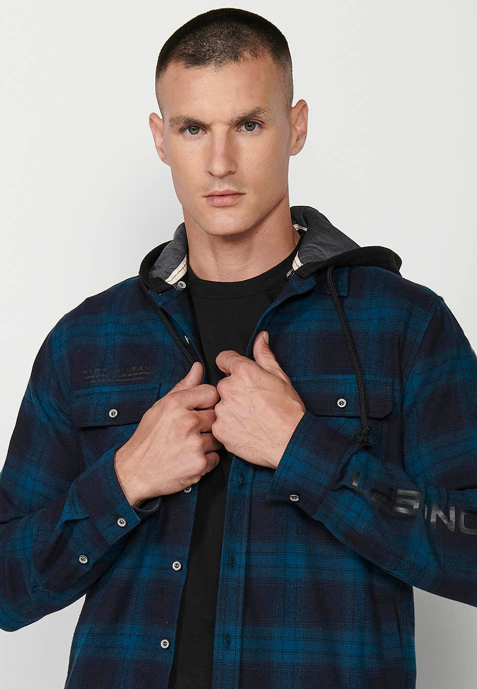 Sovracamicia da uomo con collo a camicia a maniche lunghe, cappuccio staccabile e chiusura frontale con bottoni