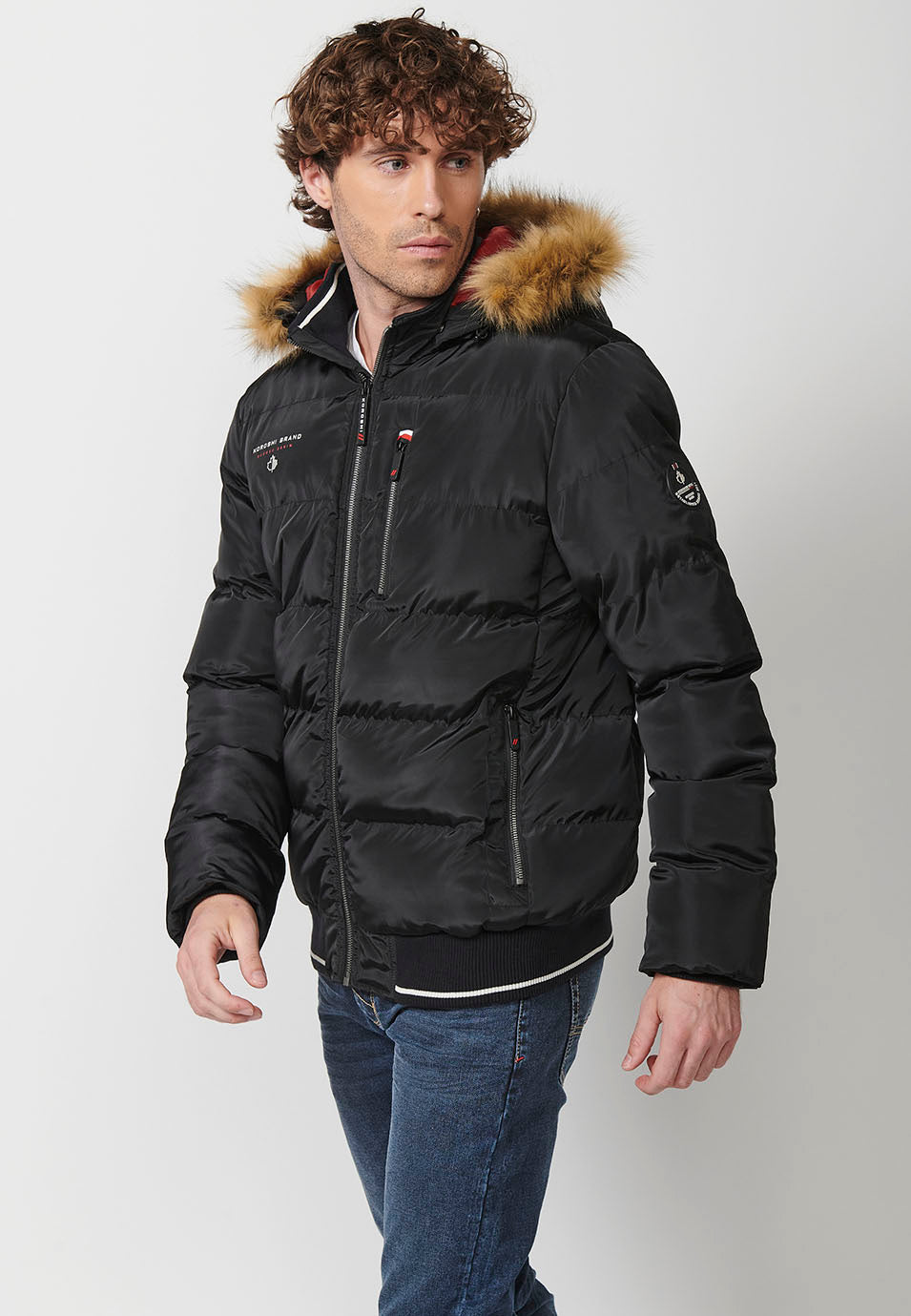 Cazadora acolchada con cuello y capucha con pelo sintético y cierre delantero con cremallera y bolsillos con acabados en rib para hombre