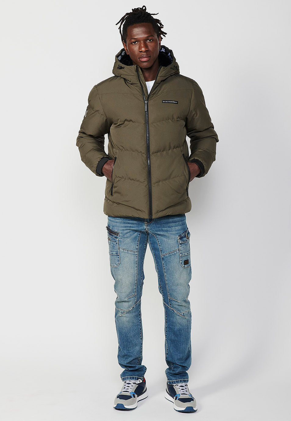 Cazadora acolchada y cierre delantero con cremallera y cuello con capucha para hombre