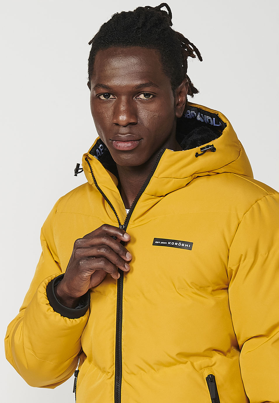 Cazadora acolchada y cierre delantero con cremallera y cuello con capucha para hombre