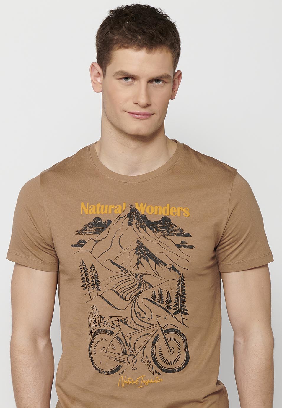 Short-sleeved cotton crew-neck t-shirt with tan front print | current trend