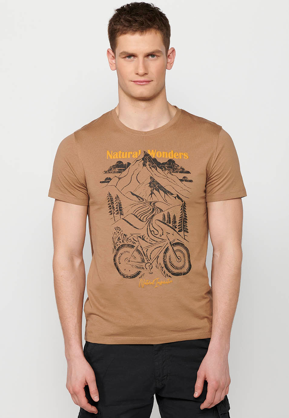 Short-sleeved cotton crew-neck t-shirt with tan front print | current trend