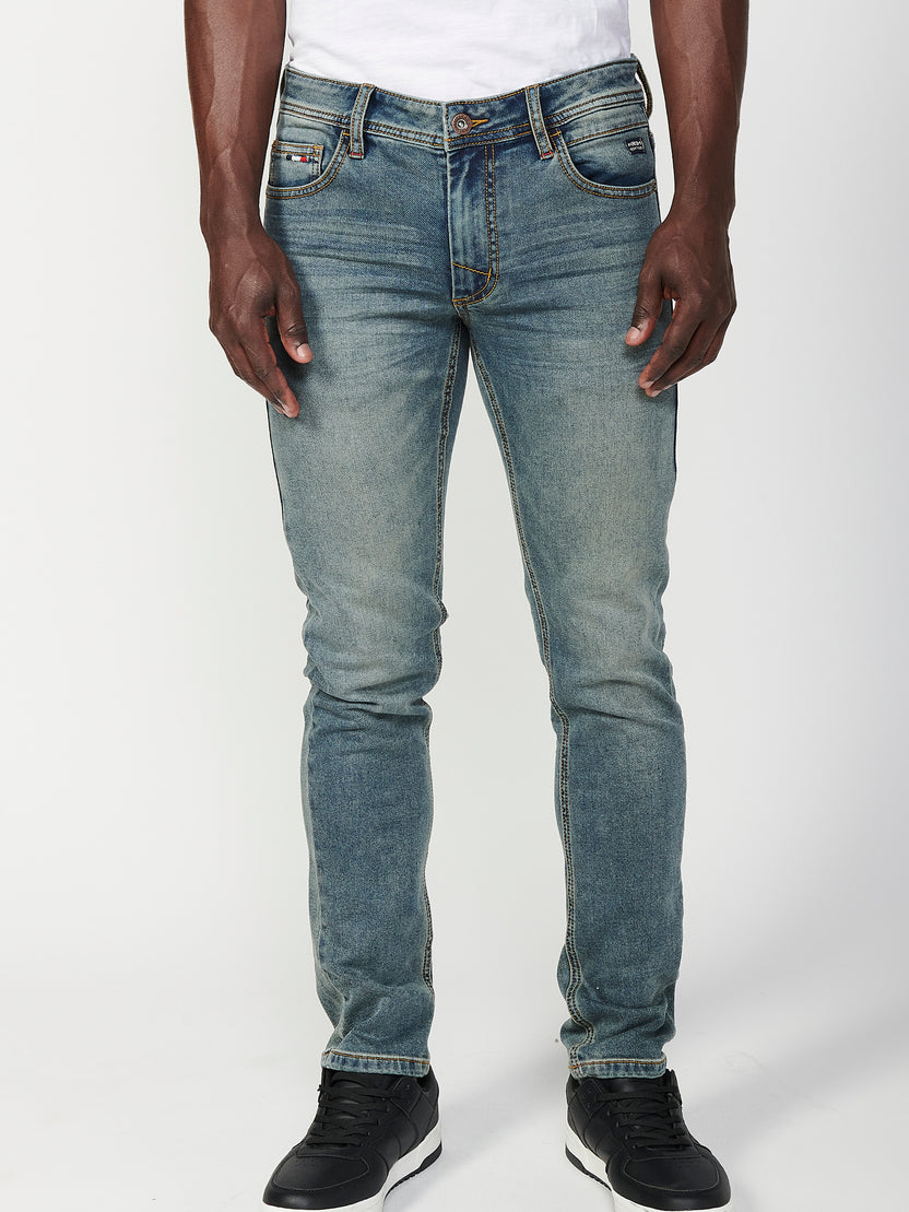 Pantalón largo slim fit con cinco bolsillos, uno cerillero con cierre delantero con cremallera y botón para hombre