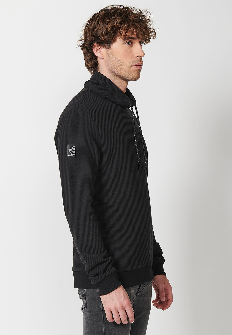 Langärmliges Herren-Sweatshirt mit hohem Kragen, verstellbarem Kordelzug und gestreiftem Strukturstoff