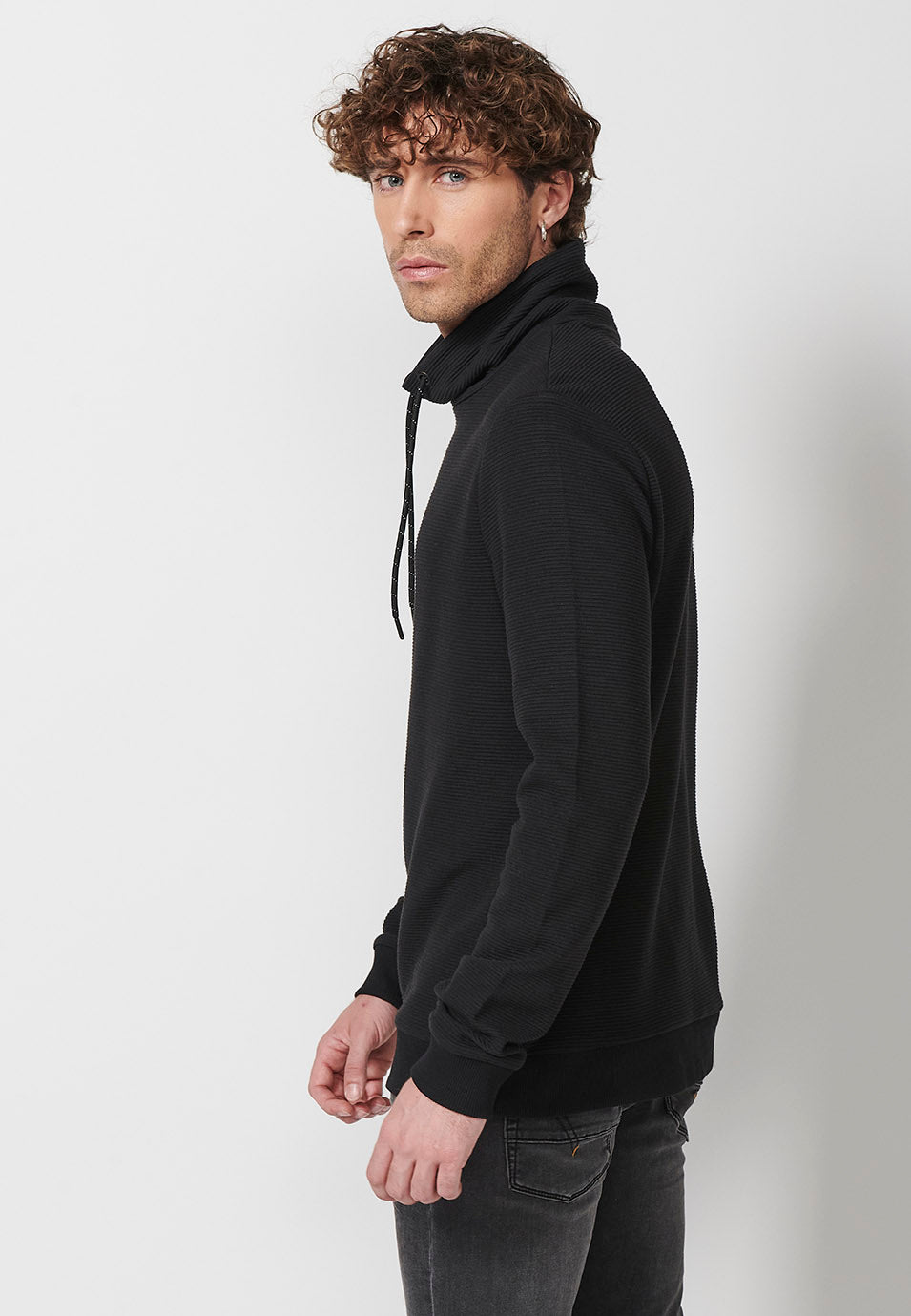 Langärmliges Herren-Sweatshirt mit hohem Kragen, verstellbarem Kordelzug und gestreiftem Strukturstoff