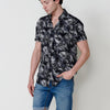 Camicia a maniche corte con stampa tropicale, tasca frontale e chiusura con bottoni in nero per uomo