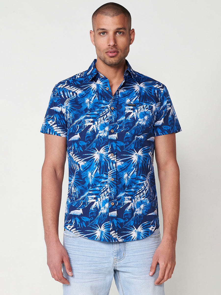 Blaues Herren-Kurzarmhemd aus Baumwolle mit tropischem Print und Tasche – Koroshi 2511CC43