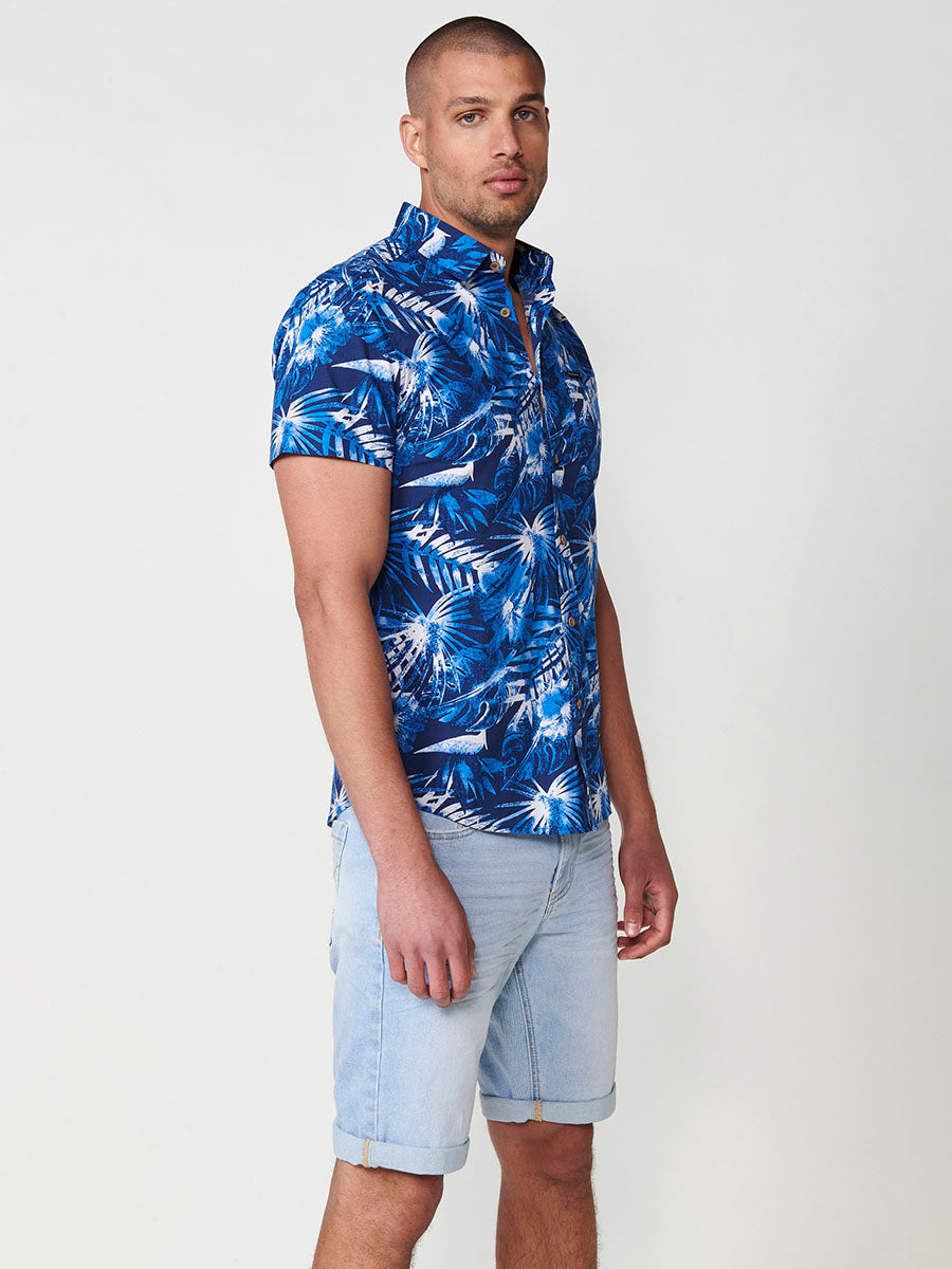 Blaues Herren-Kurzarmhemd aus Baumwolle mit tropischem Print und Tasche – Koroshi 2511CC43