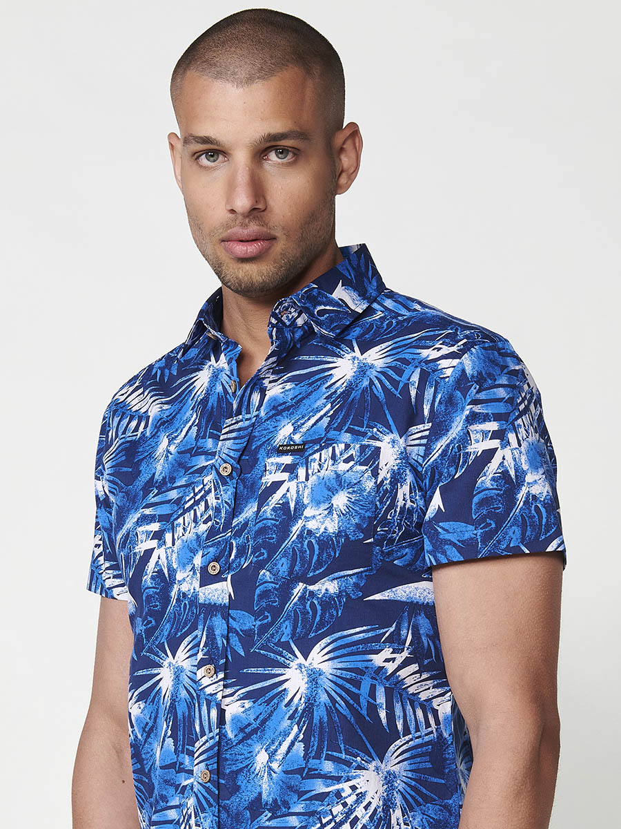 Blaues Herren-Kurzarmhemd aus Baumwolle mit tropischem Print und Tasche – Koroshi 2511CC43