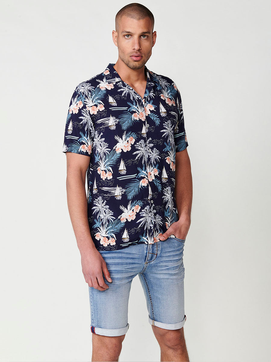 Camicia a maniche corte con scollo a V e stampa tropicale in blu navy per uomo – 100% viscosa