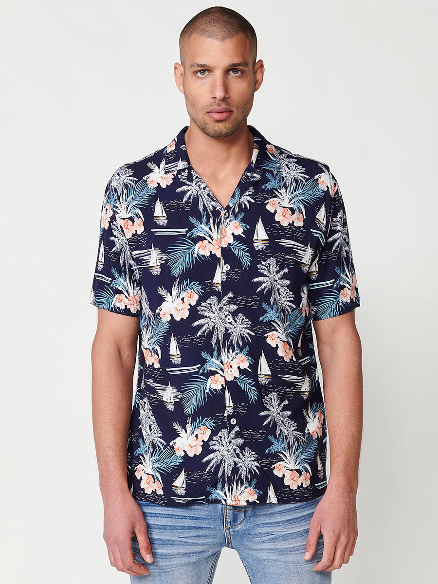 Camicia a maniche corte con scollo a V e stampa tropicale in blu navy per uomo – 100% viscosa