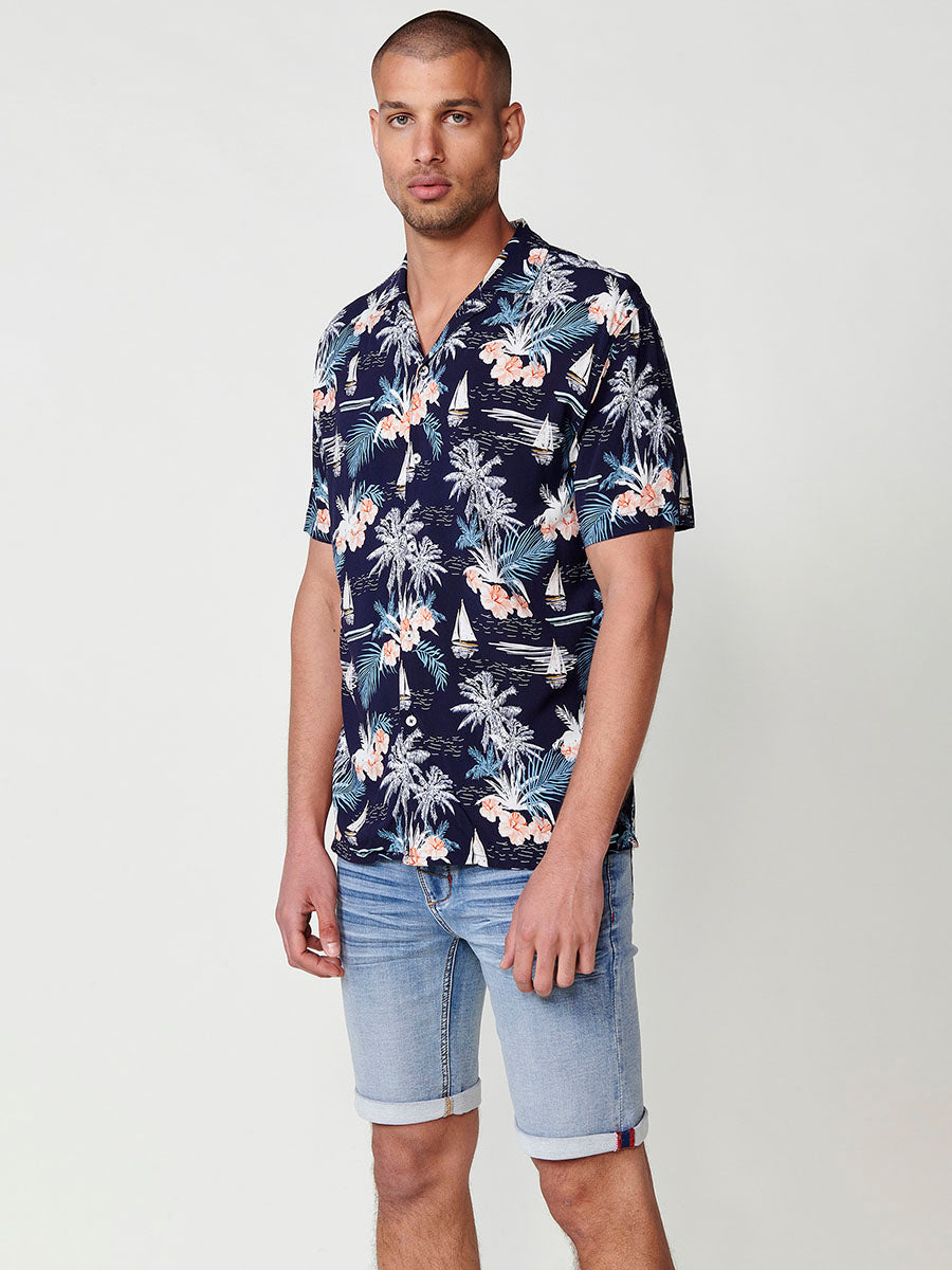 Camicia a maniche corte con scollo a V e stampa tropicale in blu navy per uomo – 100% viscosa