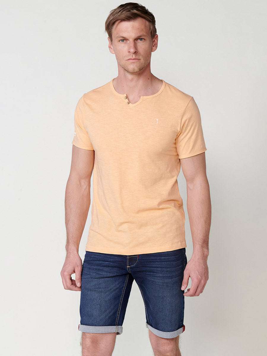 Orangefarbenes Basic-T-Shirt mit kurzen Ärmeln und offenem Kragen für Herren – Koroshi 2511MC62