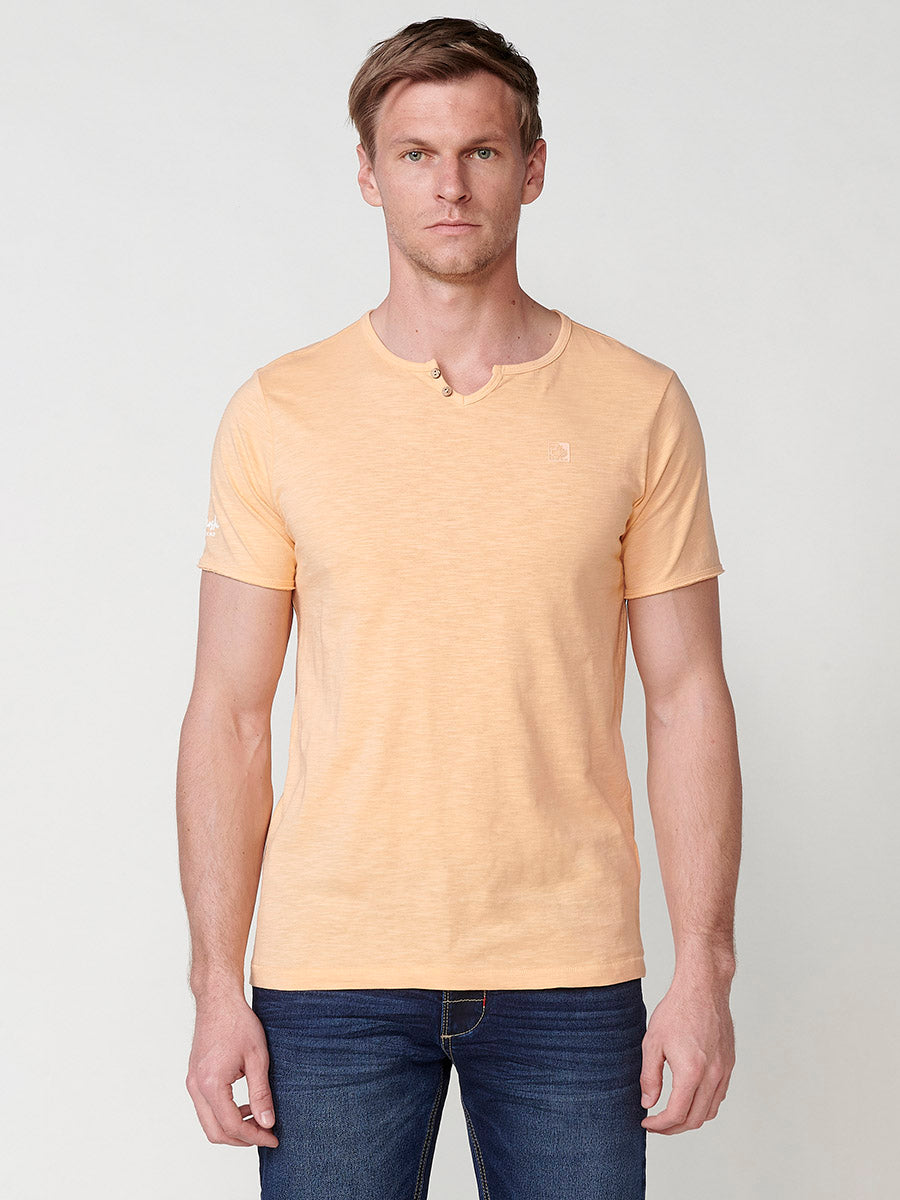 Orangefarbenes Basic-T-Shirt mit kurzen Ärmeln und offenem Kragen für Herren – Koroshi 2511MC62