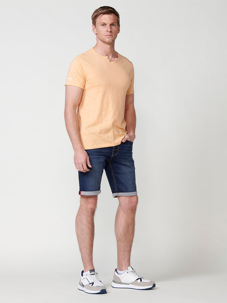 Orangefarbenes Basic-T-Shirt mit kurzen Ärmeln und offenem Kragen für Herren – Koroshi 2511MC62