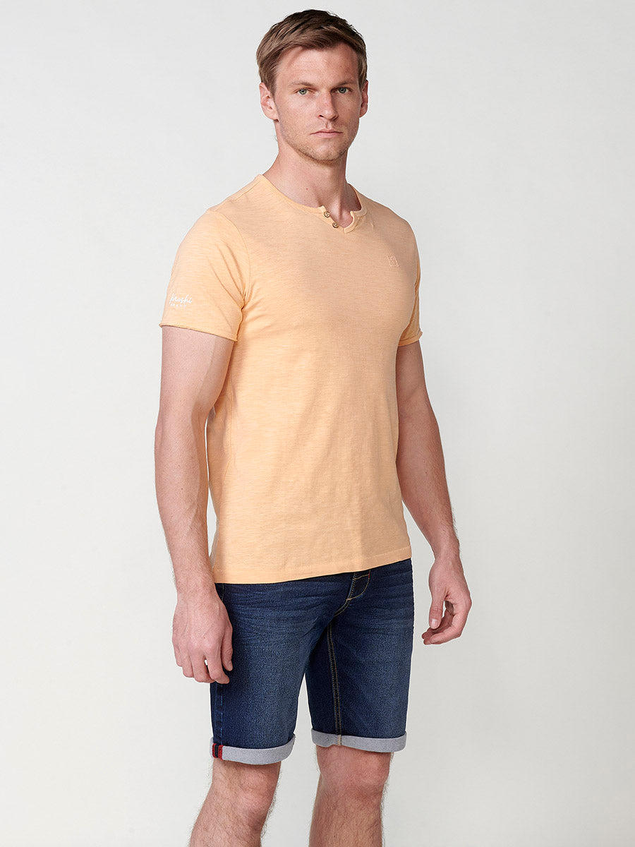 Orangefarbenes Basic-T-Shirt mit kurzen Ärmeln und offenem Kragen für Herren – Koroshi 2511MC62