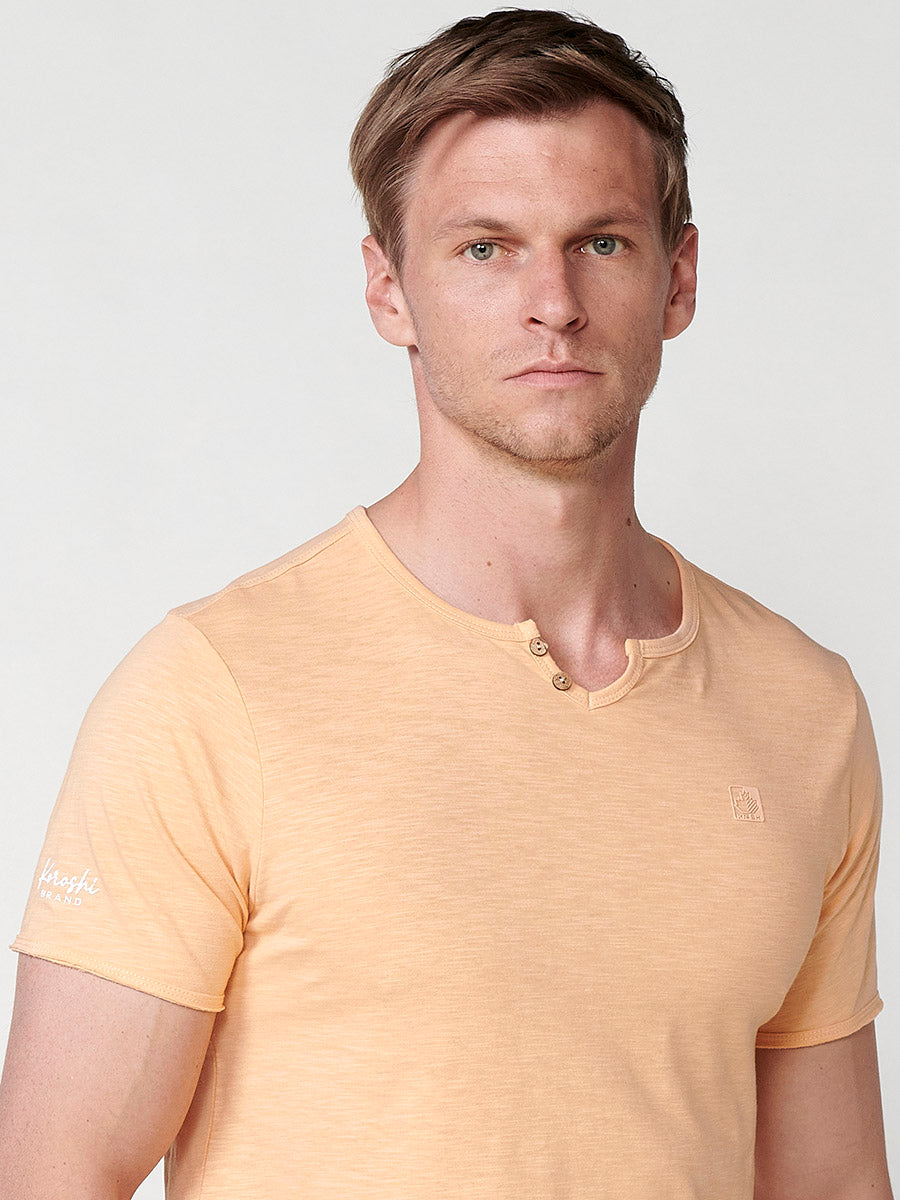 Orangefarbenes Basic-T-Shirt mit kurzen Ärmeln und offenem Kragen für Herren – Koroshi 2511MC62