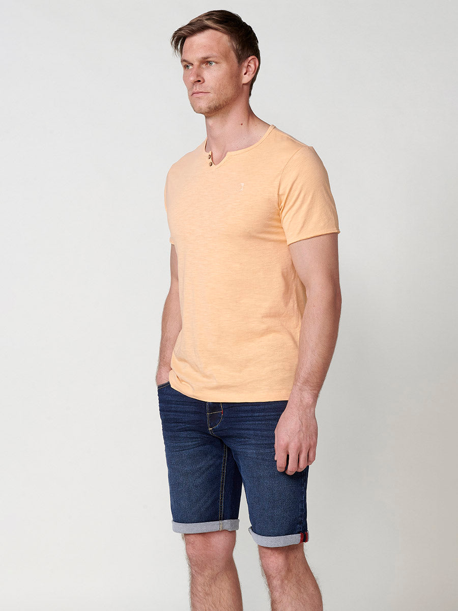 Orangefarbenes Basic-T-Shirt mit kurzen Ärmeln und offenem Kragen für Herren – Koroshi 2511MC62