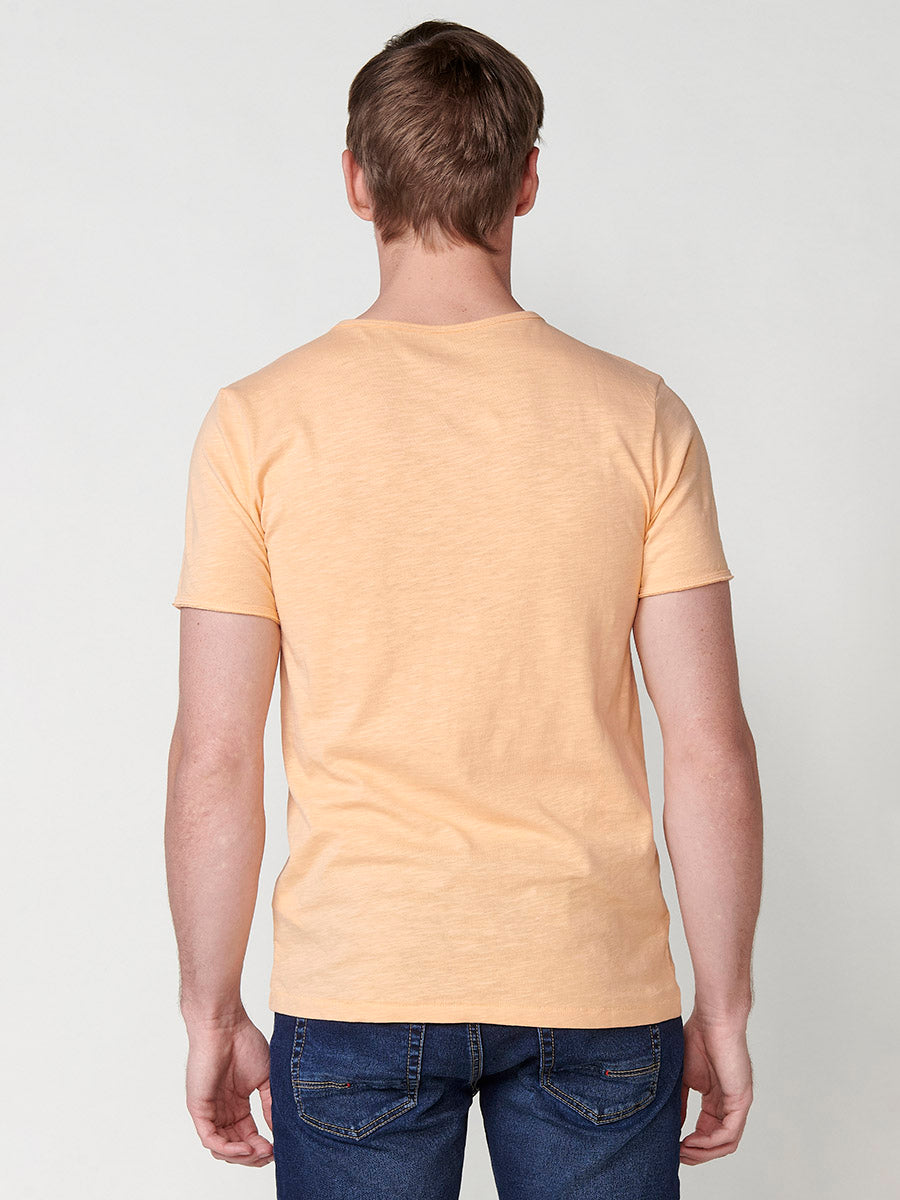 Orangefarbenes Basic-T-Shirt mit kurzen Ärmeln und offenem Kragen für Herren – Koroshi 2511MC62