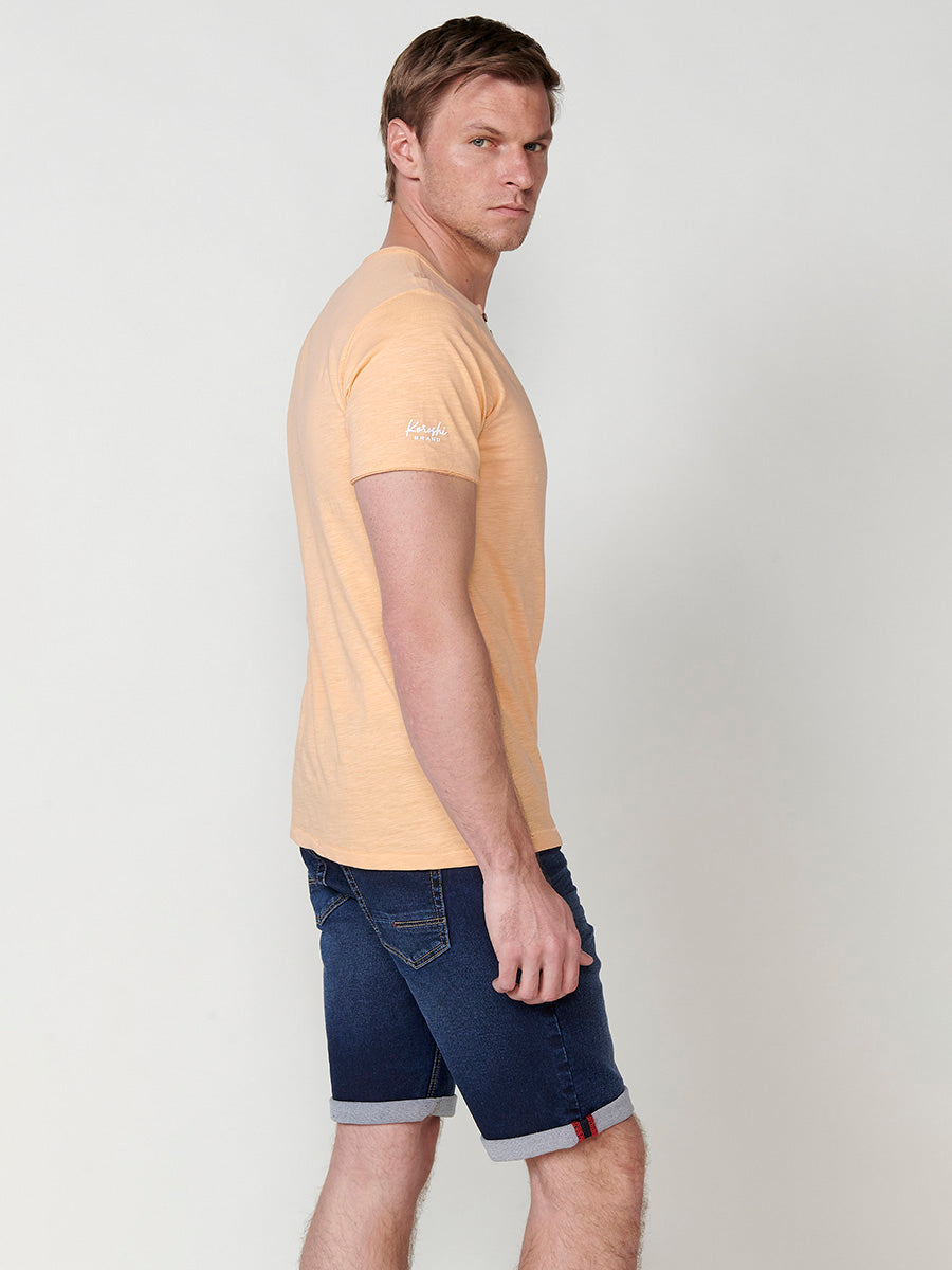 Orangefarbenes Basic-T-Shirt mit kurzen Ärmeln und offenem Kragen für Herren – Koroshi 2511MC62