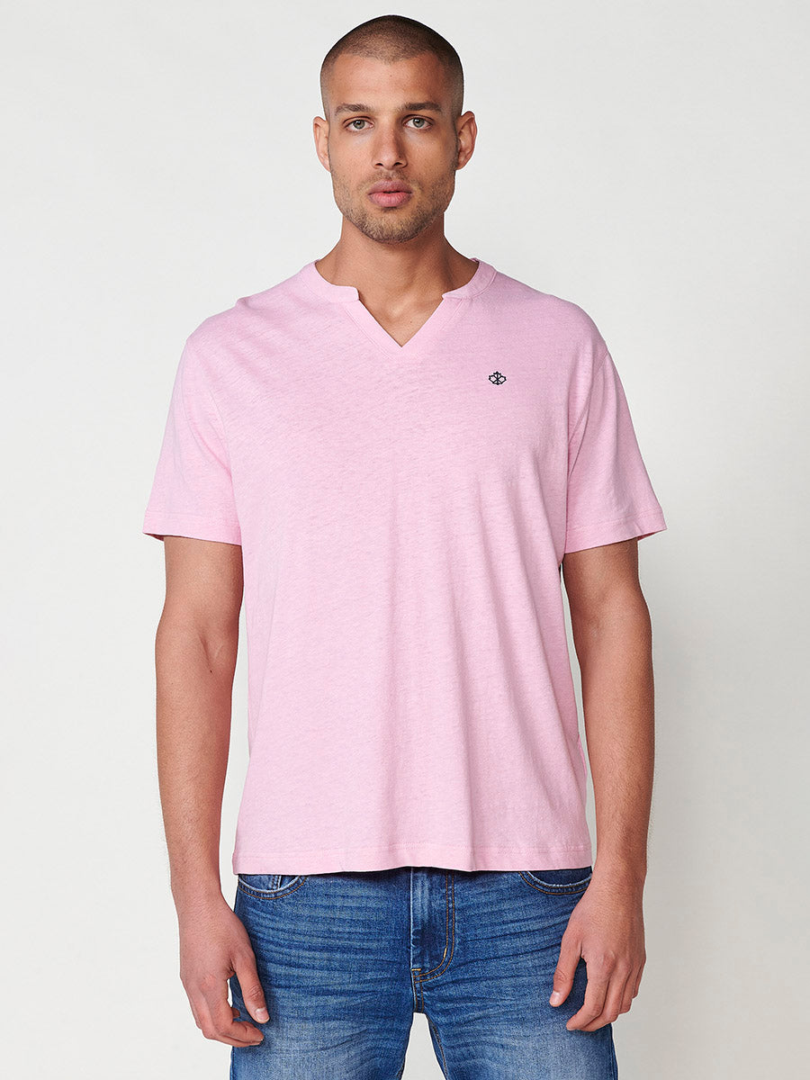 Pink men's short sleeve V-neck linen t-shirt - Koroshi 2511MC64