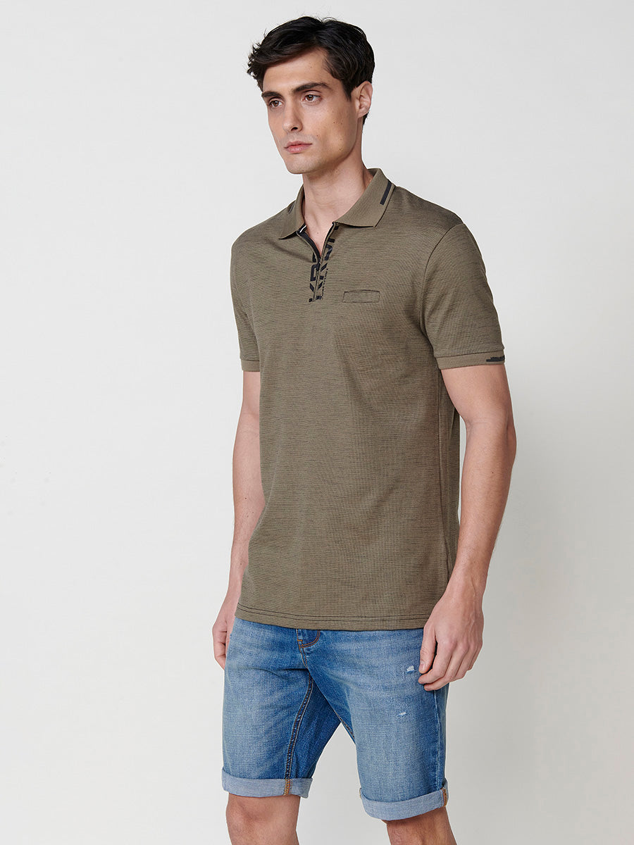 Khakifarbenes kurzärmliges Herren-Poloshirt mit meliertem Hemdkragen – Koroshi 2511PC25