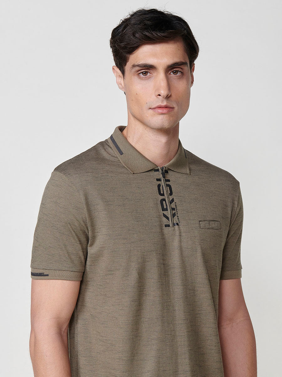 Khakifarbenes kurzärmliges Herren-Poloshirt mit meliertem Hemdkragen – Koroshi 2511PC25