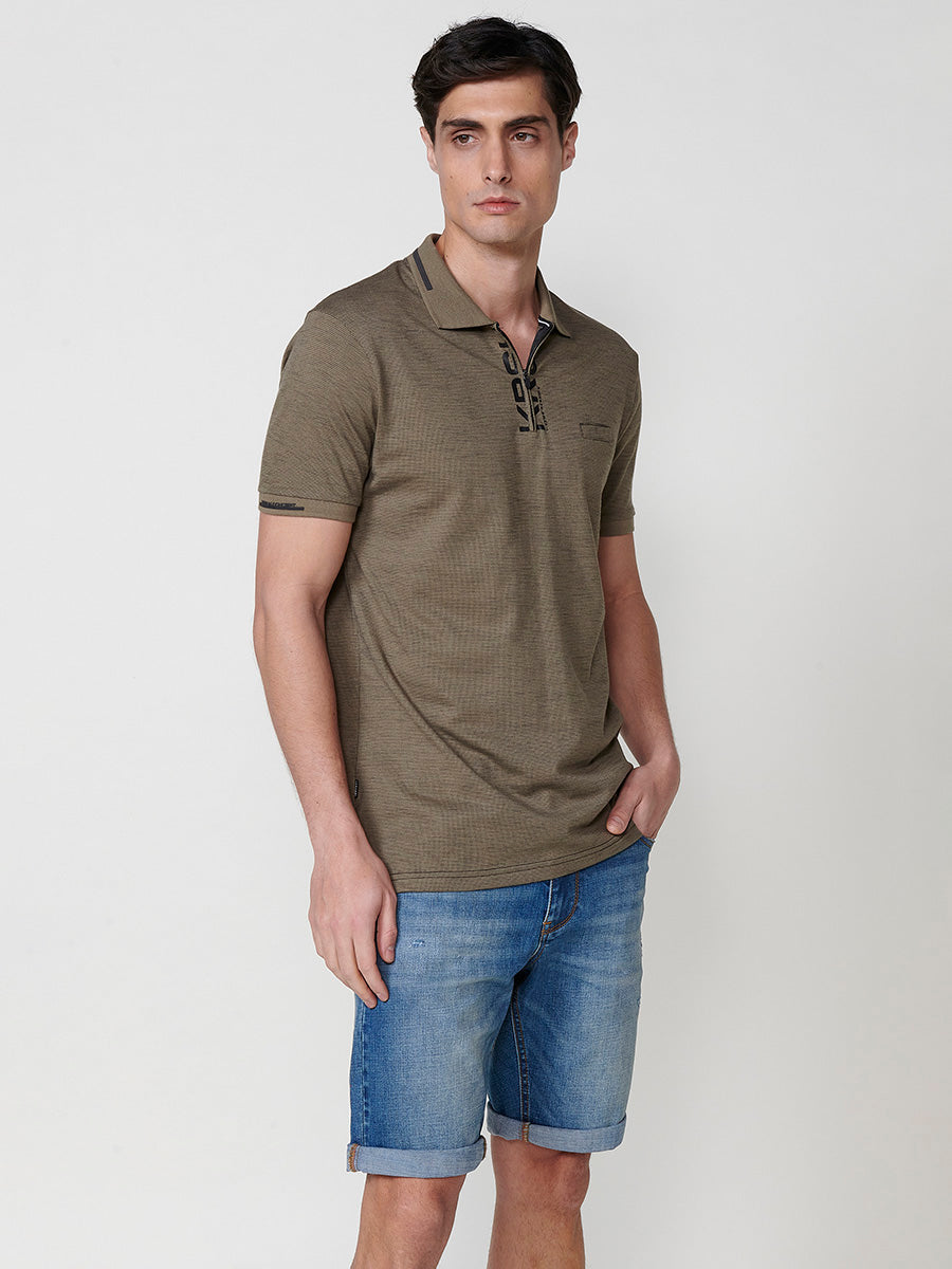 Khakifarbenes kurzärmliges Herren-Poloshirt mit meliertem Hemdkragen – Koroshi 2511PC25