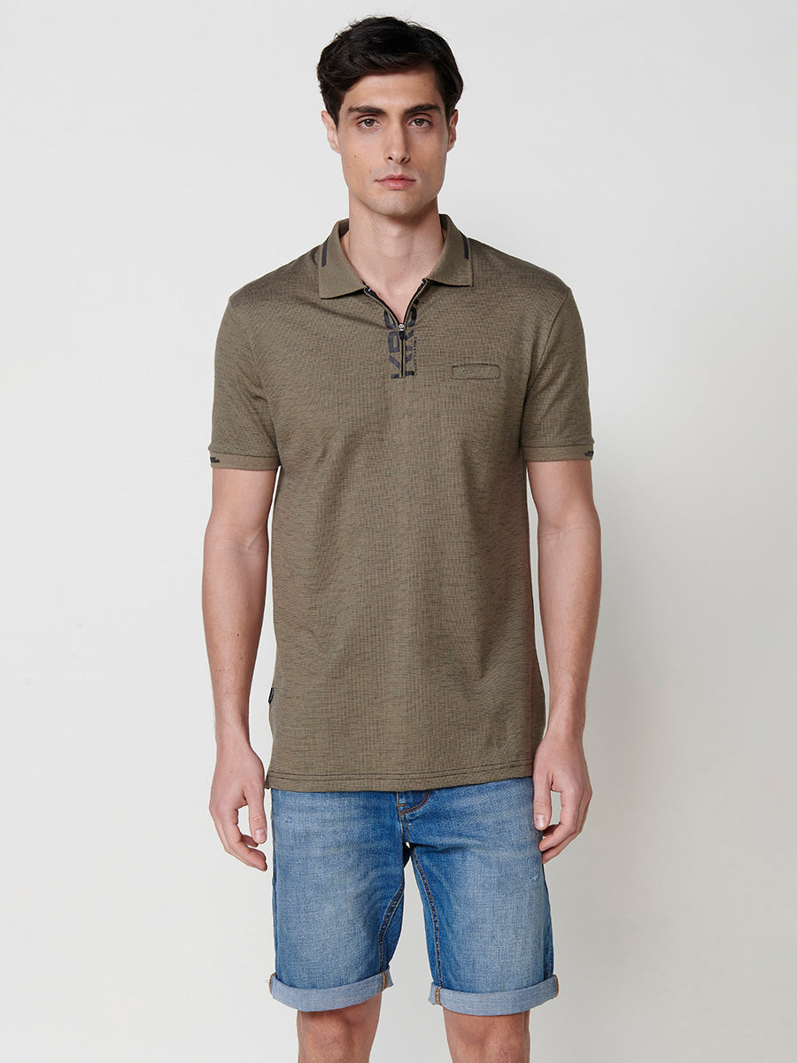 Khakifarbenes kurzärmliges Herren-Poloshirt mit meliertem Hemdkragen – Koroshi 2511PC25