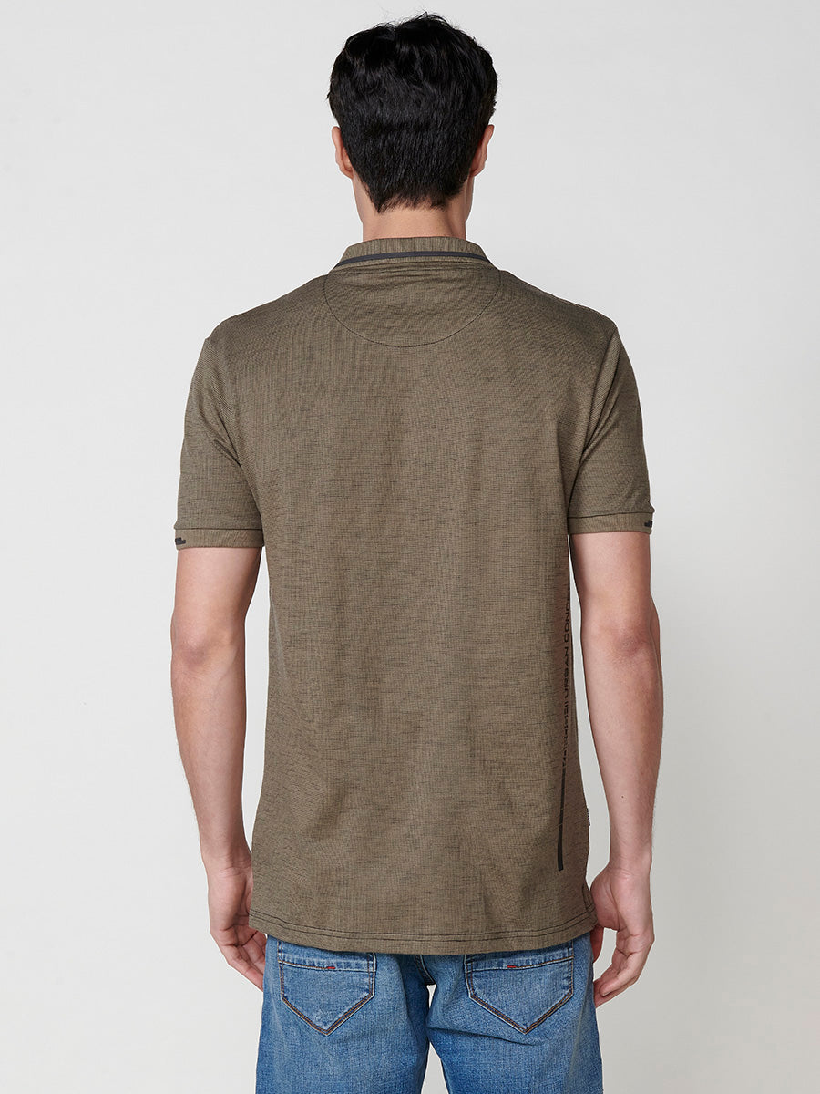 Khakifarbenes kurzärmliges Herren-Poloshirt mit meliertem Hemdkragen – Koroshi 2511PC25
