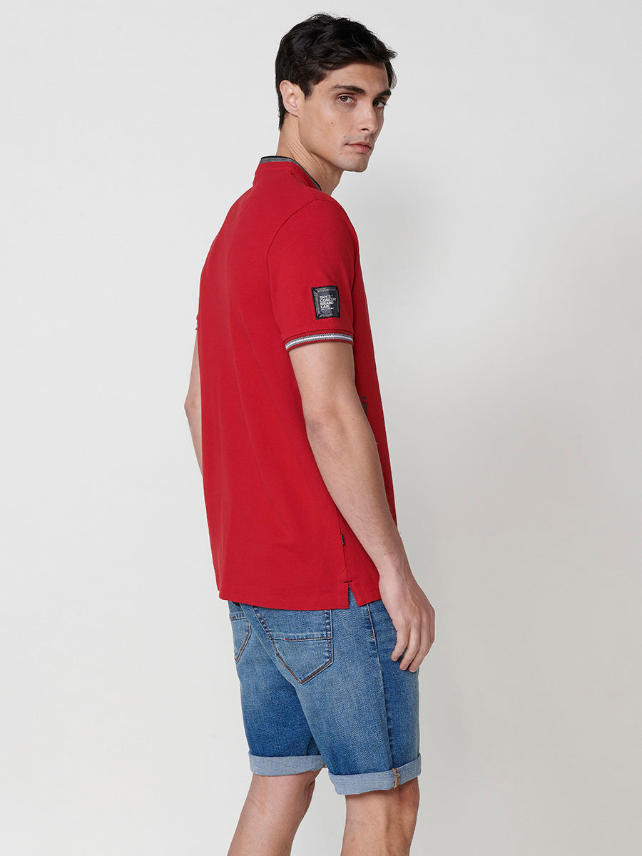 Piqué-Poloshirt mit Mandarinkragen und kurzen Ärmeln für Herren, Rot – Koroshi 2511PC26