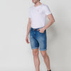 Bermuda Denim Regular Fit con Cinco Bolsillos y Efecto Lavado Desgastado con Pequeños Rotos en Claro para Hombre