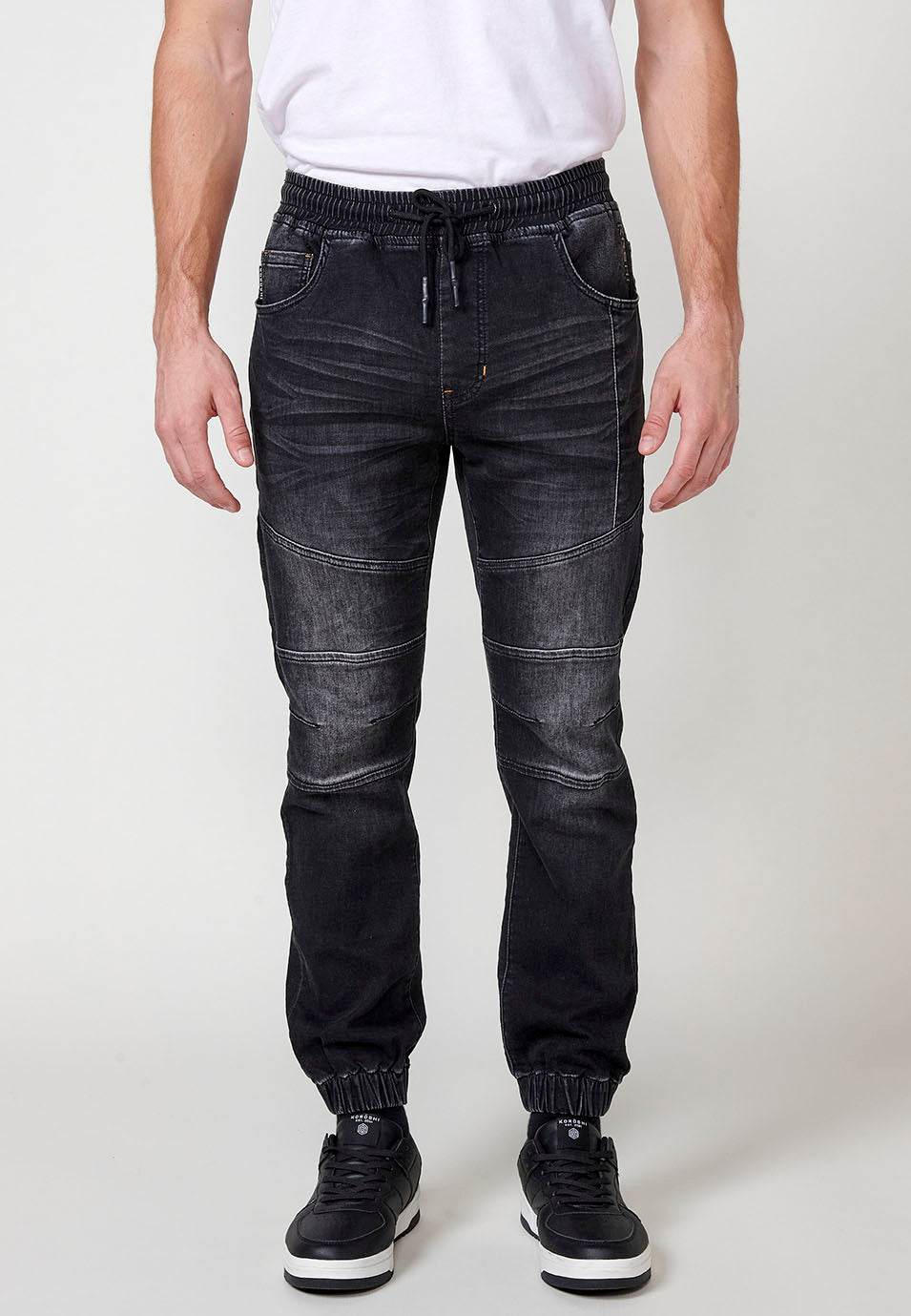 Pantalon de jogging en jean avec taille élastique et cinq poches dont une poche et détails aux genoux pour homme